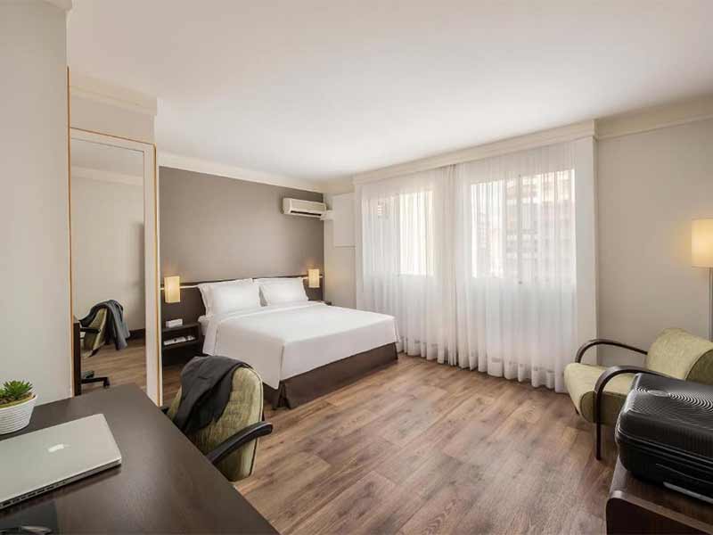 Quarto com cama de casal do Intercity São Paulo Nações Unidas