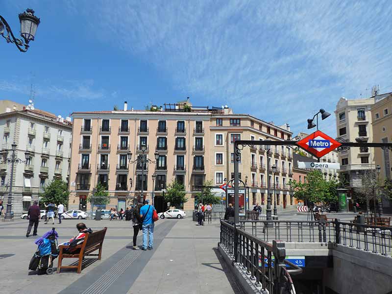 Prédios e estação de metrô na praça Puerta del Sol em Madrid