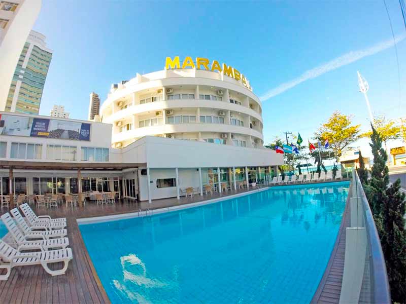 Piscina vazia do Marambaia, dica de onde ficar em Balneário Camboriú, em dia de céu azul