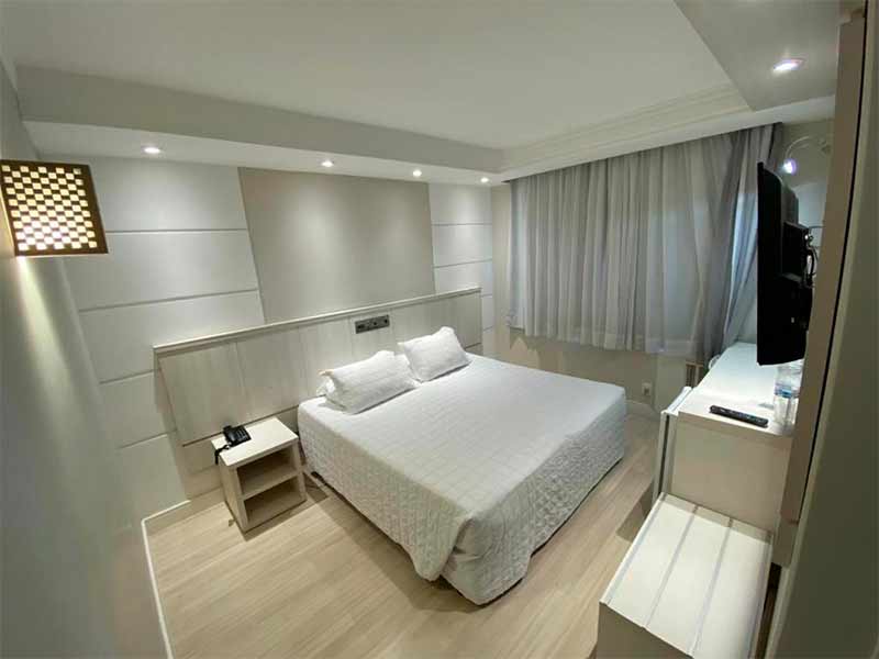 Quarto do Marimar The Place, dica de hotel em Balneário Camboriú, com cama de casal e decoração clara