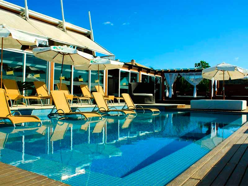 Piscina e espreguiçadeiras vazias da Parador Estaleiro, dica de hotel em Balneário Camboriú