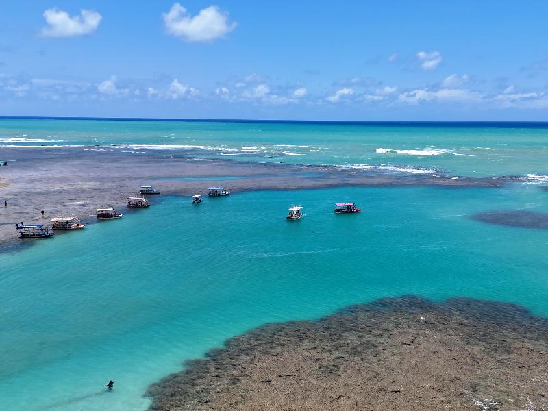 Vista aérea das Piscinas Naturais da Praia do Patacho em Porto de Pedras