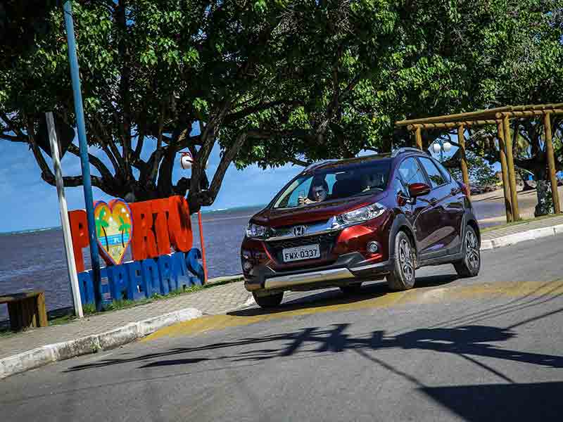Carro em frente ao letreiro de Porto de Pedras, Alagoas