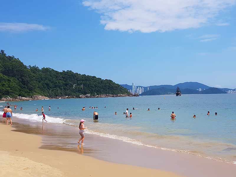 Pessoas aproveitam o mar na Praia de Laranjeiras