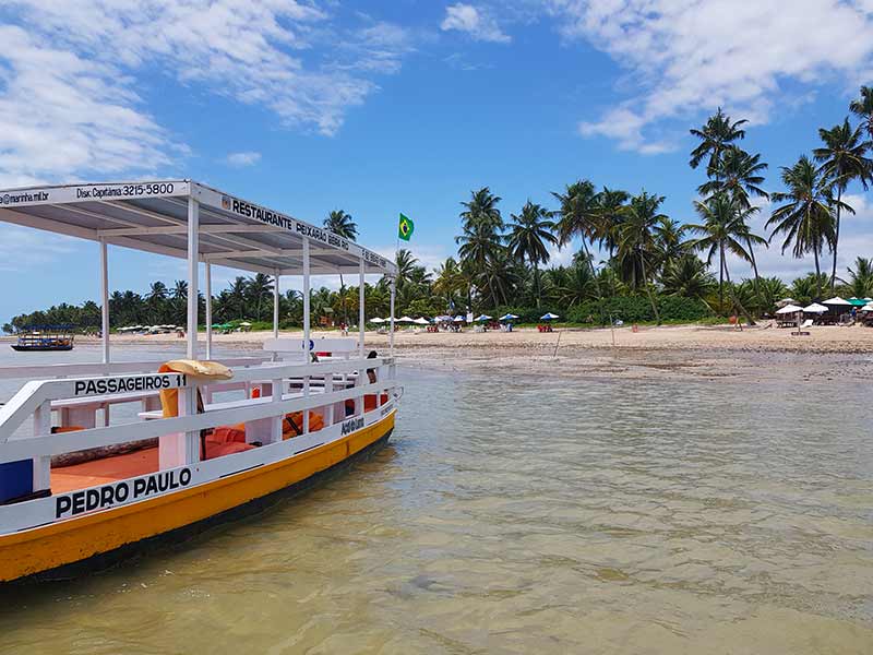 Barco usado para passeios às piscinas da Praia do Patacho