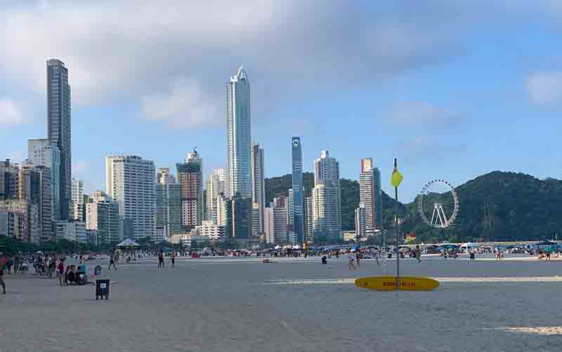 Quando ir pra Balneário Camboriú: Vista dos prédios altos e da roda gigante na Praia Central