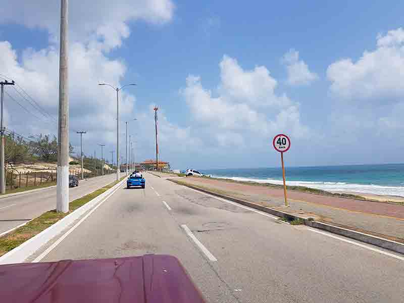 Rodovia com poucos carros no Parque das Dunas