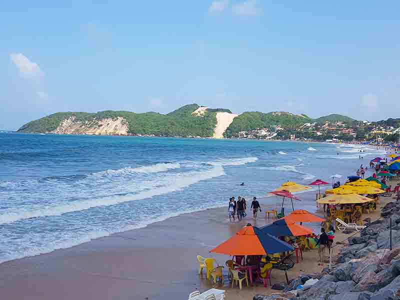 Quando ir para Natal, RN: Pessoas na areia da praia de Ponta Negra