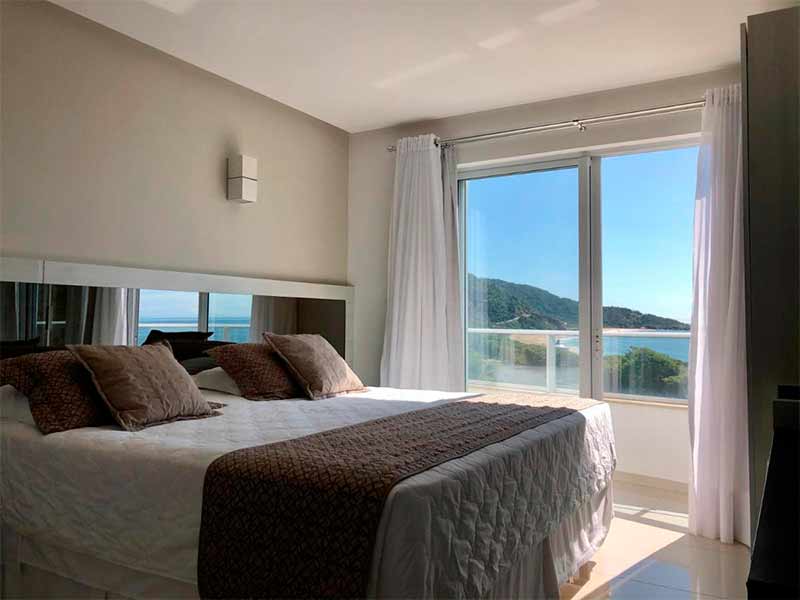 Quarto do Reserva Praia Hotel com cama de casal e varanda com vista para o mar