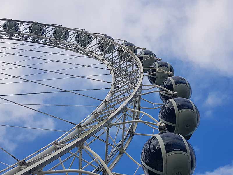 Roda Gigante FG Big Wheel em dia de céu azul em Santa Catarina