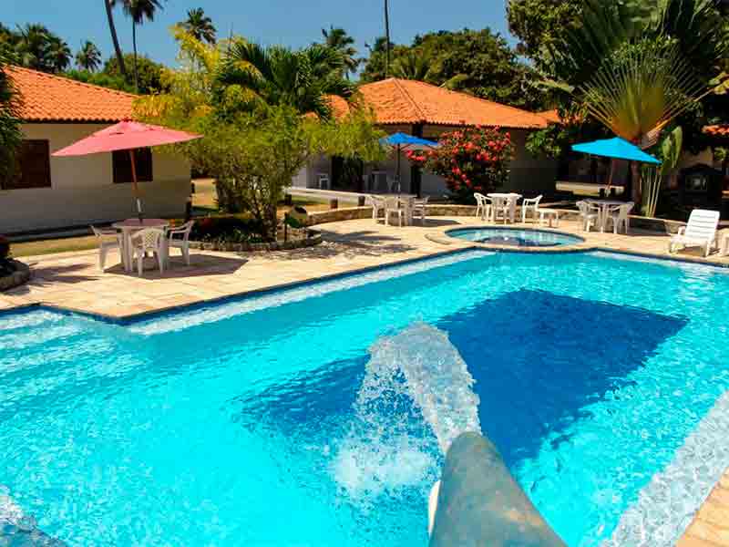 Piscina e mesas vazias na Village Miramar, dica entre as pousadas na Praia de Antunes