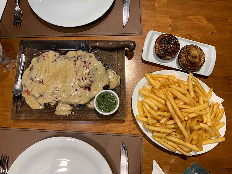 Ojo de bife com roquefort, batata frita e cebola do restaurante Baracchetta, dica de onde comer em Pomerode