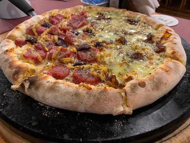 Pizza de linguiça Blumenau e cebola caramelizada com gorgonzola da Bierwein, dica de restaurante em Pomerode