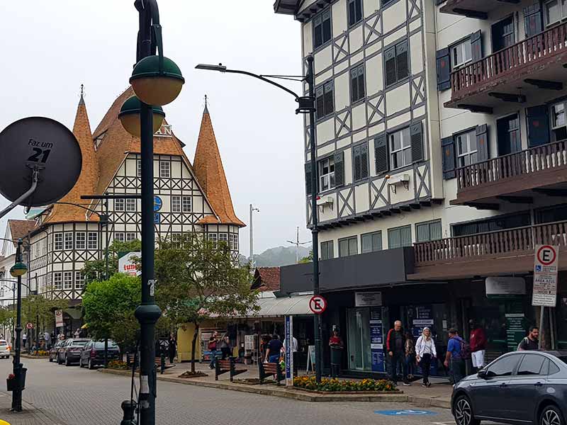 Rua XV de Novembro com o Castelinho da Havan