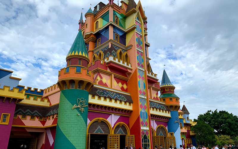 Castelo das Nações no Beto Carrero em dia de céu com nuvens