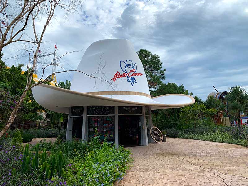 Chapéu gigante do Beto Carrero em cima de uma lojinha no parque