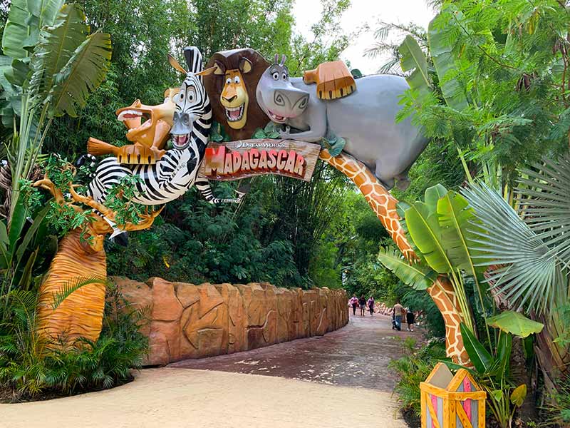 Entrada da área do Madagascar no Beto Carrero World com portal com os personagens