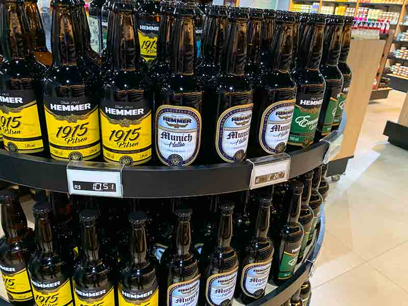 Cervejas da marca Hemmer expostas em seu empório