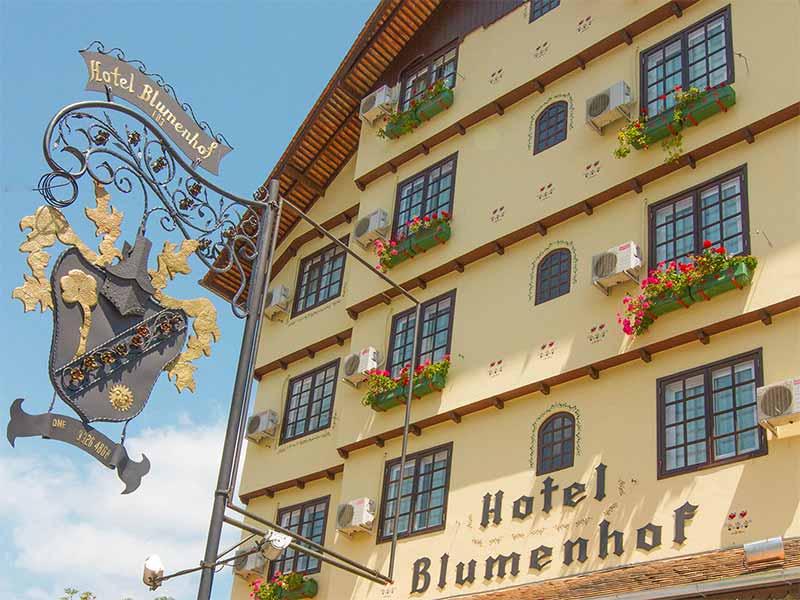 Fachada do hotel Blumenhof, opção de onde ficar em Blumenau