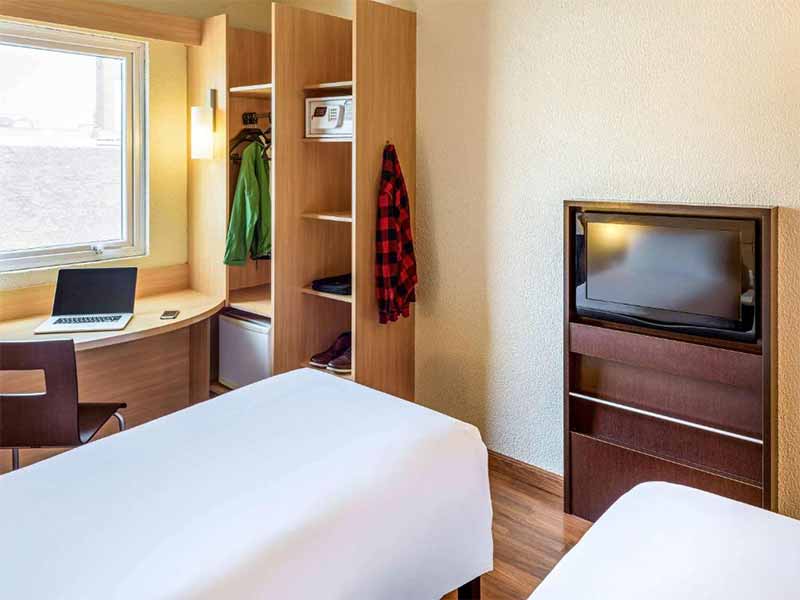 Quarto com duas camas do Ibis, opção de hotel barato em Blumenau