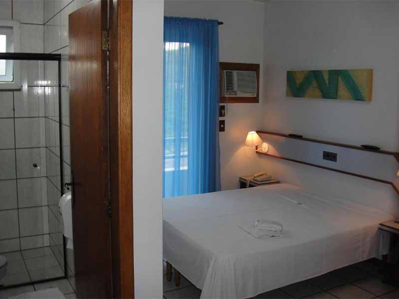 Quarto do Hotel Kloppel, opção simples de onde ficar em Blumenau