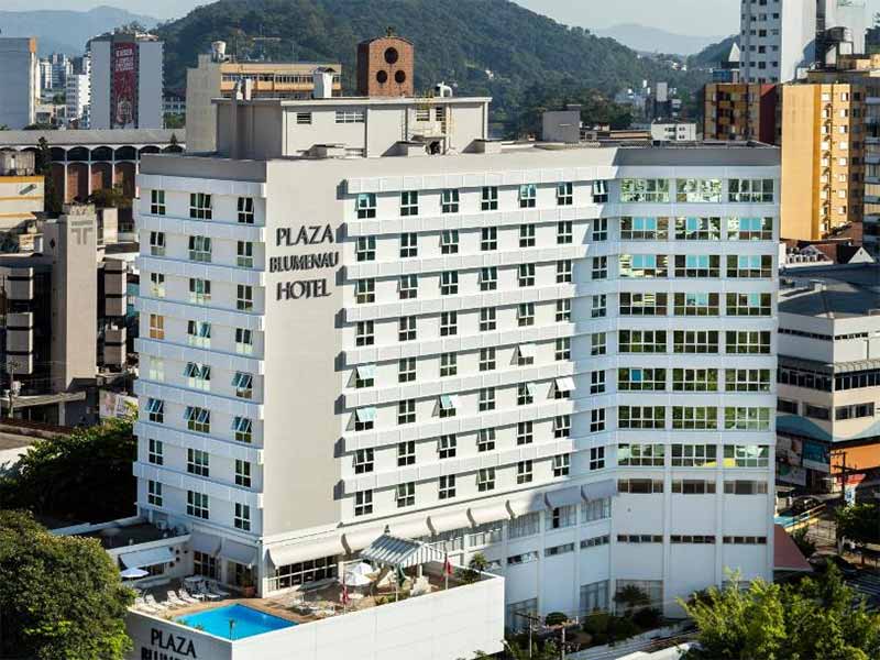 Prédio e piscina vistos de longe do Plaza Hotel