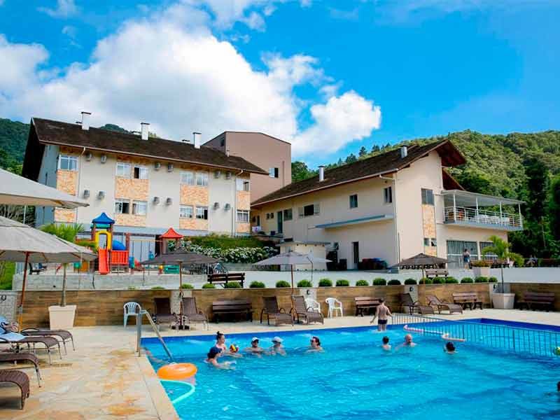 Pessoas se divertem na piscina do Hotel Fazenda Pommernland