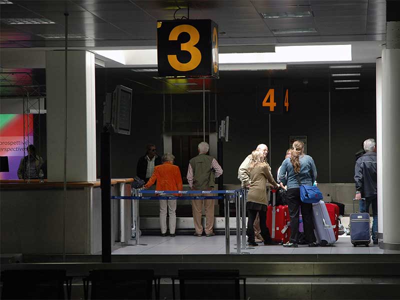 Passageiros aguardam malas na esteira do aeroporto de Ciampino em Roma, após a imigração na Itália