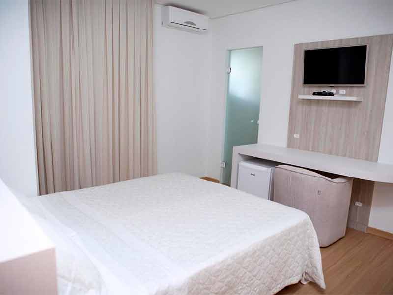 Quarto do Lena Rosa, dica entre as pousadas em Pomerode, com cama de casal, frigobar e TV