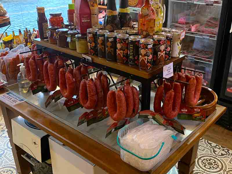 Linguiça Blumenau exposta em loja da Olho Embutidos em Pomerode