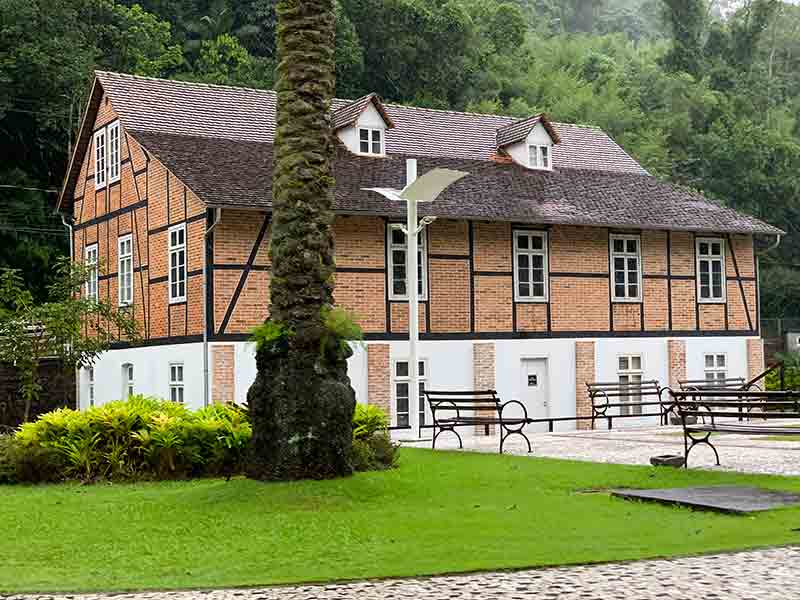 Área externa do Museu Hering com árvores e grama verde