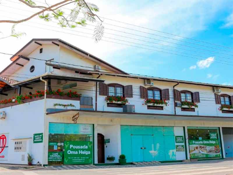 Parte externa da Oma Helga, dica entre as pousadas em Pomerode, SC, com flores nas janelas