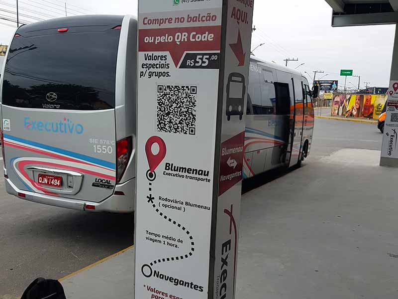 Ônibus executivo que liga o aeroporto de Navegantes a Blumenau