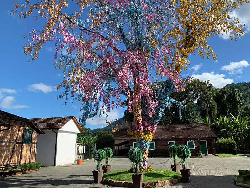 Osterbaum, árvore com casquinhas de ovo de verdade, é dica do que fazer em Pomerode durante a Osterfest