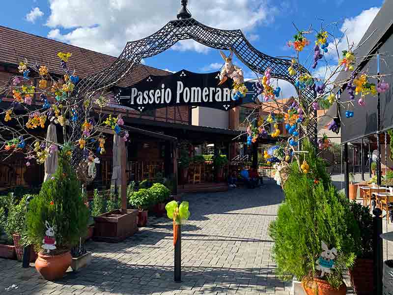 Entrada do Passeio Pomerano, dica de o que fazer em Pomerode, com enfeites de Páscoa e dia de céu azul