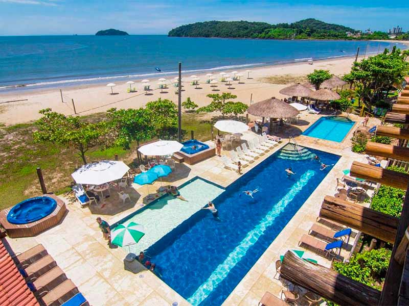 Piscina e vista de cima com praia à frente da Pousada Pedra da Ilha, em Penha, Santa Catarina