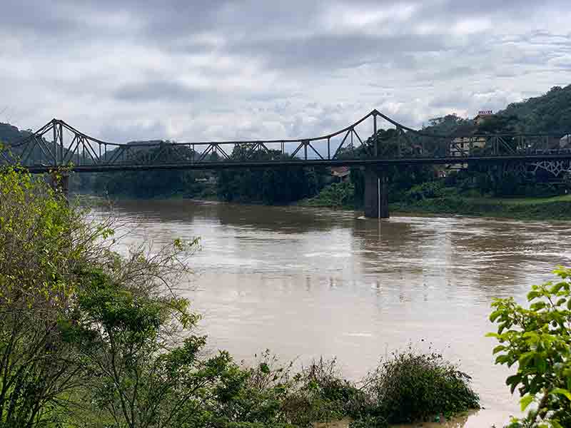 Rio Itajaí-Açu, dica de o que fazer em Blumenau, em dia nublado com Ponte de Ferro Aldo Pereira de Andrade