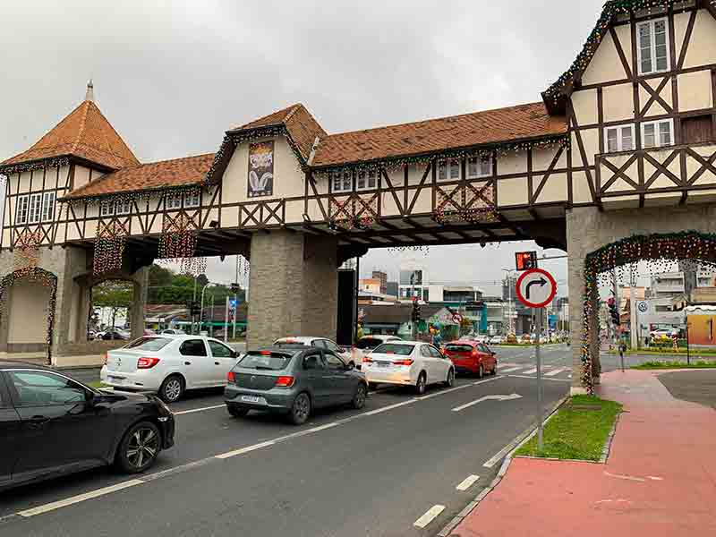 Portal de Blumenau perto da Vila Germânica com carros passando em dia nublado