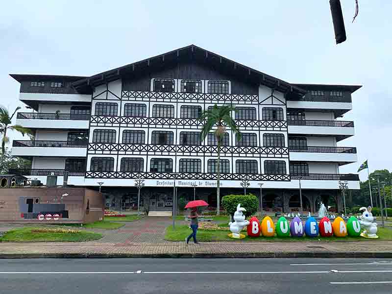 Prefeitura de Blumenau com decoração de Páscoa na frente em dia de céu nublado