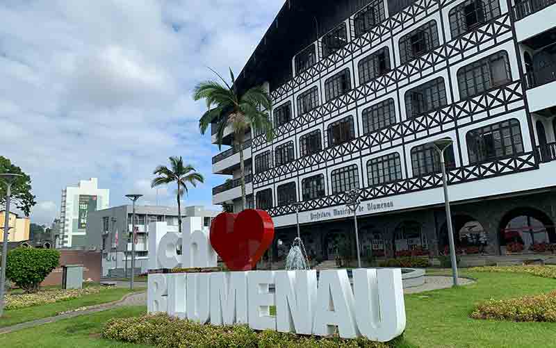 Parte externa da Prefeitura de Blumenau com placa escrito Ich Blumenau