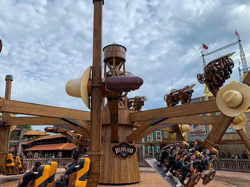 Pessoas se divertem no brinquedo Rebuliço no Beto Carrero World