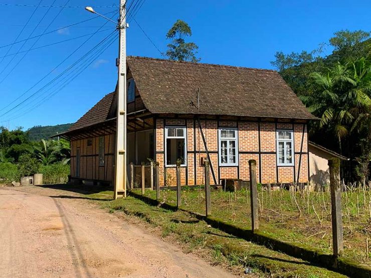 Casa construída em técnica Enxaimel na Rota do Enxaimel em dia de céu azul