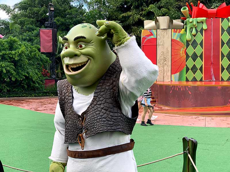 Shrek pronto para tirar fotos com os visitantes do Beto Carrero