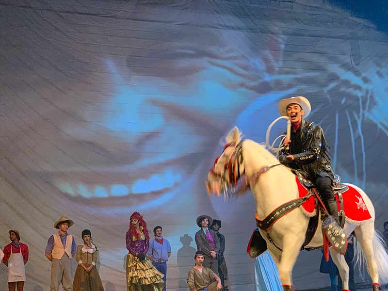 Ator parecido com o Beto Carrero e cavalo que lembra o Faísca no show Sonho de um Cowboy