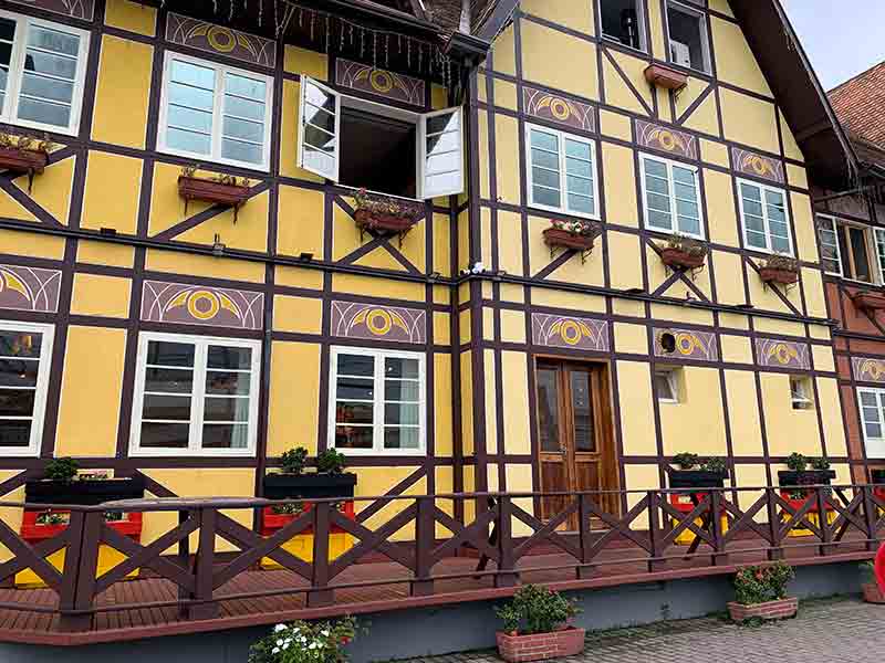 Parte externa da Vila Germânica com construções no estilo enxaimel amarelas, em Blumenau