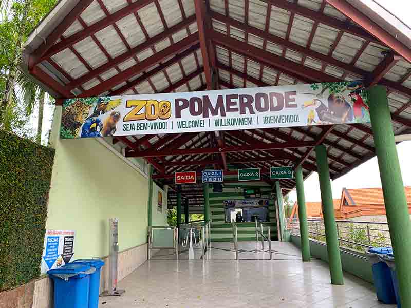 Entrada vazia do Zoo Pomerode com catraca e lixeiras