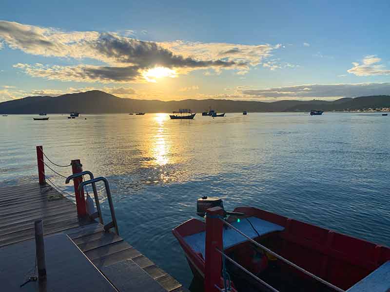 Pôr do sol visto a partir do bar flutuante Porto do Sol, em Bombinhas, SC