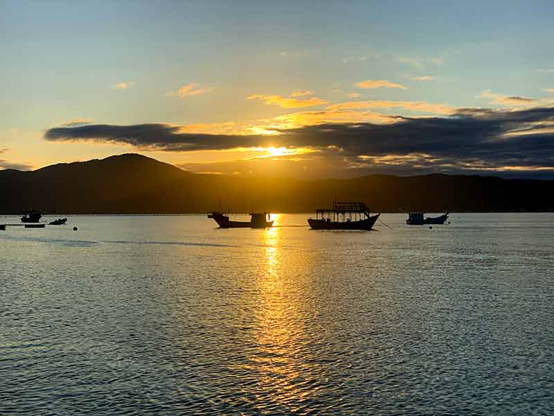 Pôr do sol no bar flutuante na praia de Canto Grande - Mar de Dentro