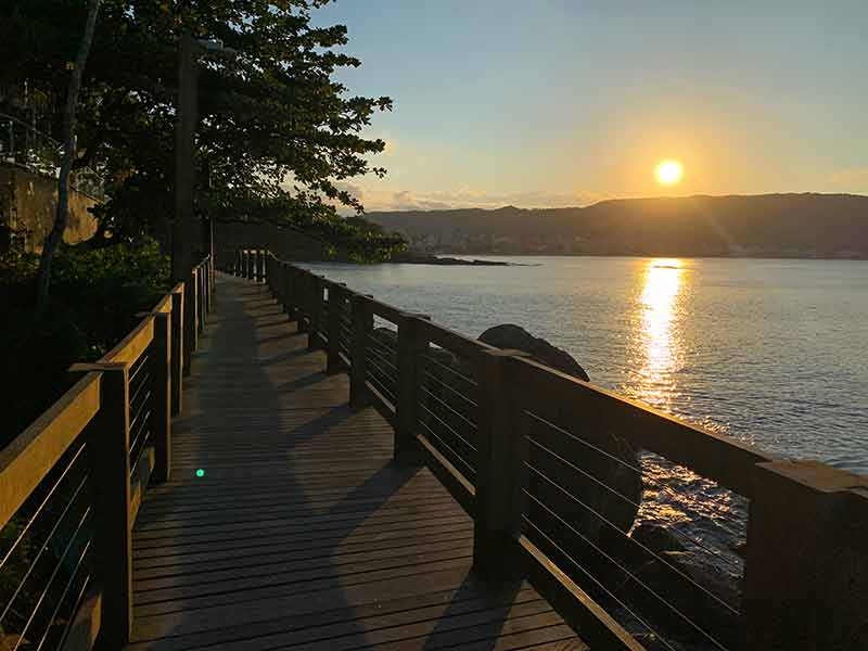 Pôr do sol na passarela do Ribeiro vazia em Bombinhas, SC