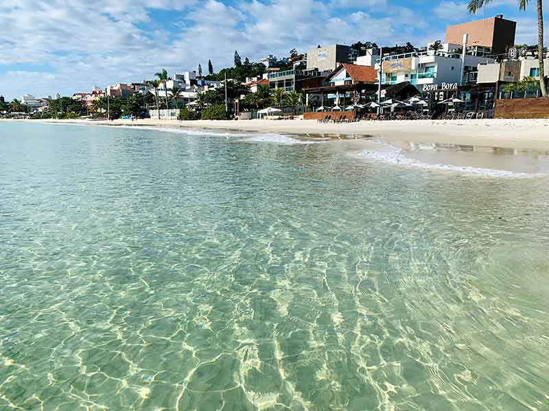 Mar esverdeado e vazio da praia de Bombinhas